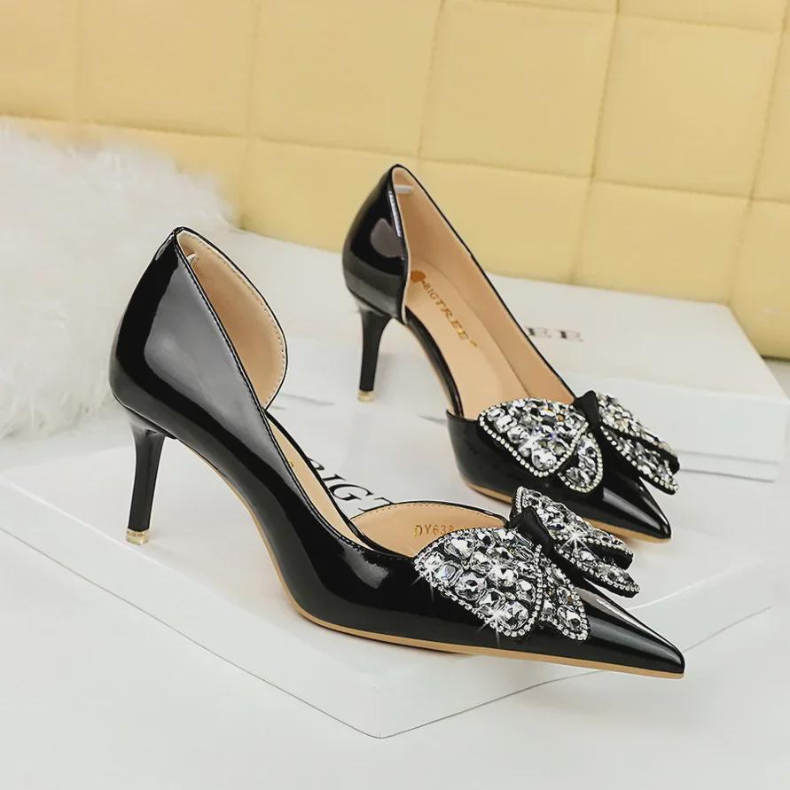 Spitze Stilettos im koreanischen Stil – Lackleder mit Strass-Schleifendesign