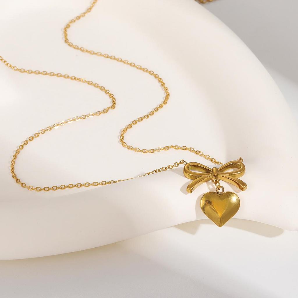 European-American Titanium Heart Bow Necklace: Light Luxury, Colorfast Stainless Steel Clavicle Chain