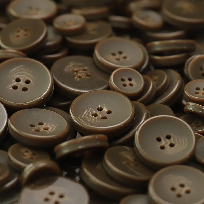 

5 шт. вогнутых четырехглазых пуговиц из смолы черного и белого кофейного цвета, ювелирные изделия для мужских и женских пальто, пальто, универсальные костюмы, стильные пуговицы для одежды 3 #[17mmJH2509 four-eye concave matte coffee]