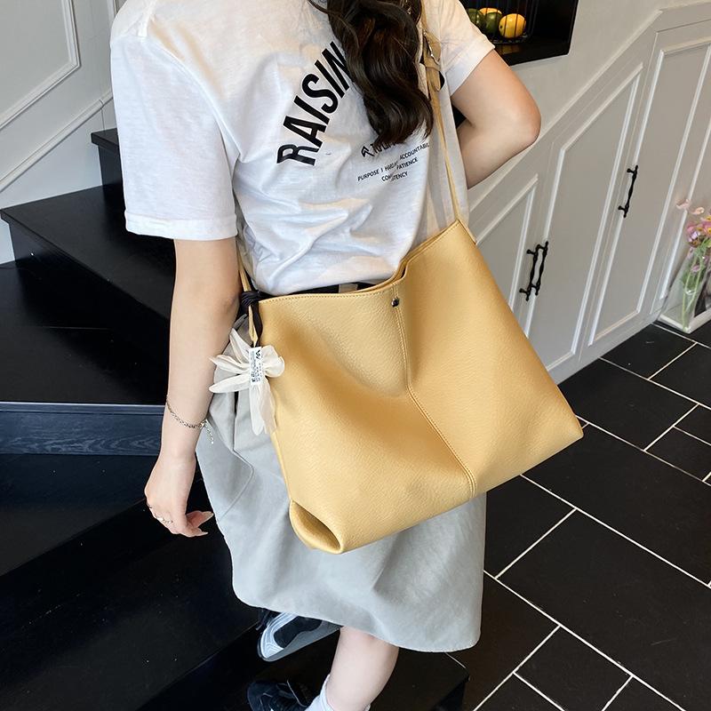 Large capacity slack underarm bag women's new shoulder messenger tote bag commuter bucket big bag