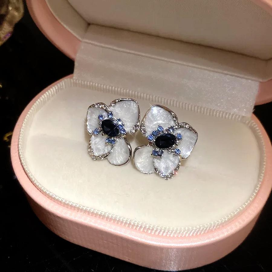 

Silver Needle Diamond Drip Oil Flower Stud Earrings Retro Elegant Fashion Earrings Light Luxury Premium Earrings Design Niche