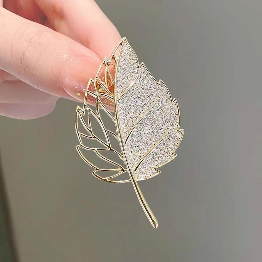 Elegant Gold Color Hollow Rhinestone Leaves Brooch Shiny CZ Women's Brooches Metal Pins Party Badge Jewelry Gifts