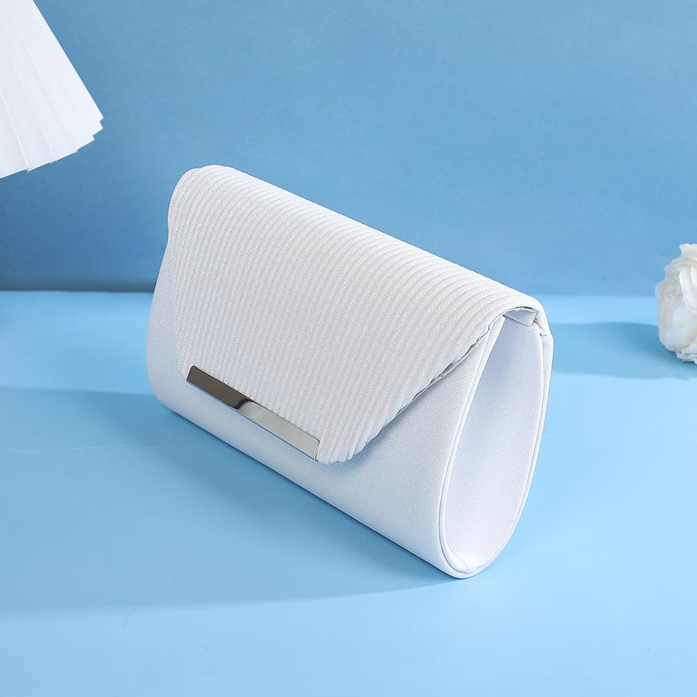 The  fashionable shell-patterned chain single-shoulder bag with metal magnetic buckle is a versatile wedding banquet hand-hel