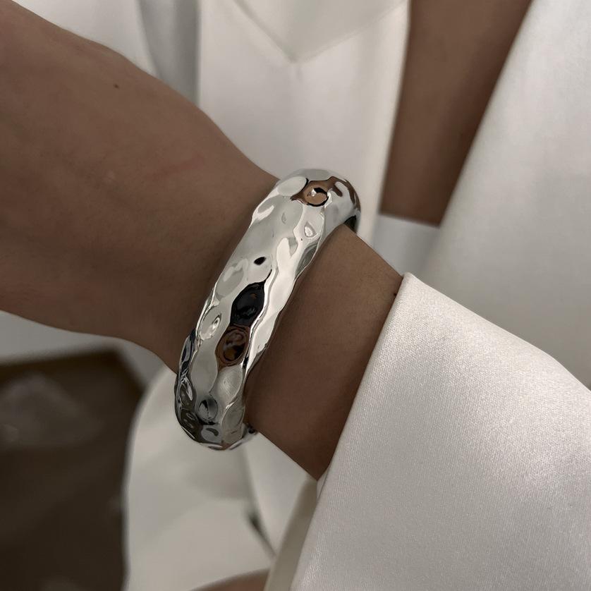 

Браслет из лавового сплава с резьбовым пружинным открытием, нишевый милый и крутой деловой браслет, ручное ювелирное изделие Alloy