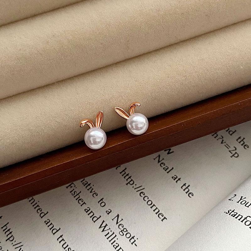 

Милые маленькие серьги-пусеты с жемчугом в виде кроликов для подарков лучшей подруге