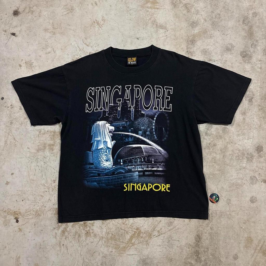 Vintage 00’s Singapore glow in the dark graphic Tee Size L