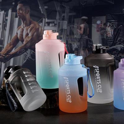 Sport-Wasserflasche mit gefrostetem Farbverlauf und Strohhalm – Fitnessbecher mit großem Fassungsvermögen