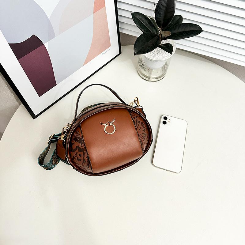 A refined PU shoulder bag in the shape of a solid rugby ball, suitable for keys, mobile phones, cosmetics and jewelry