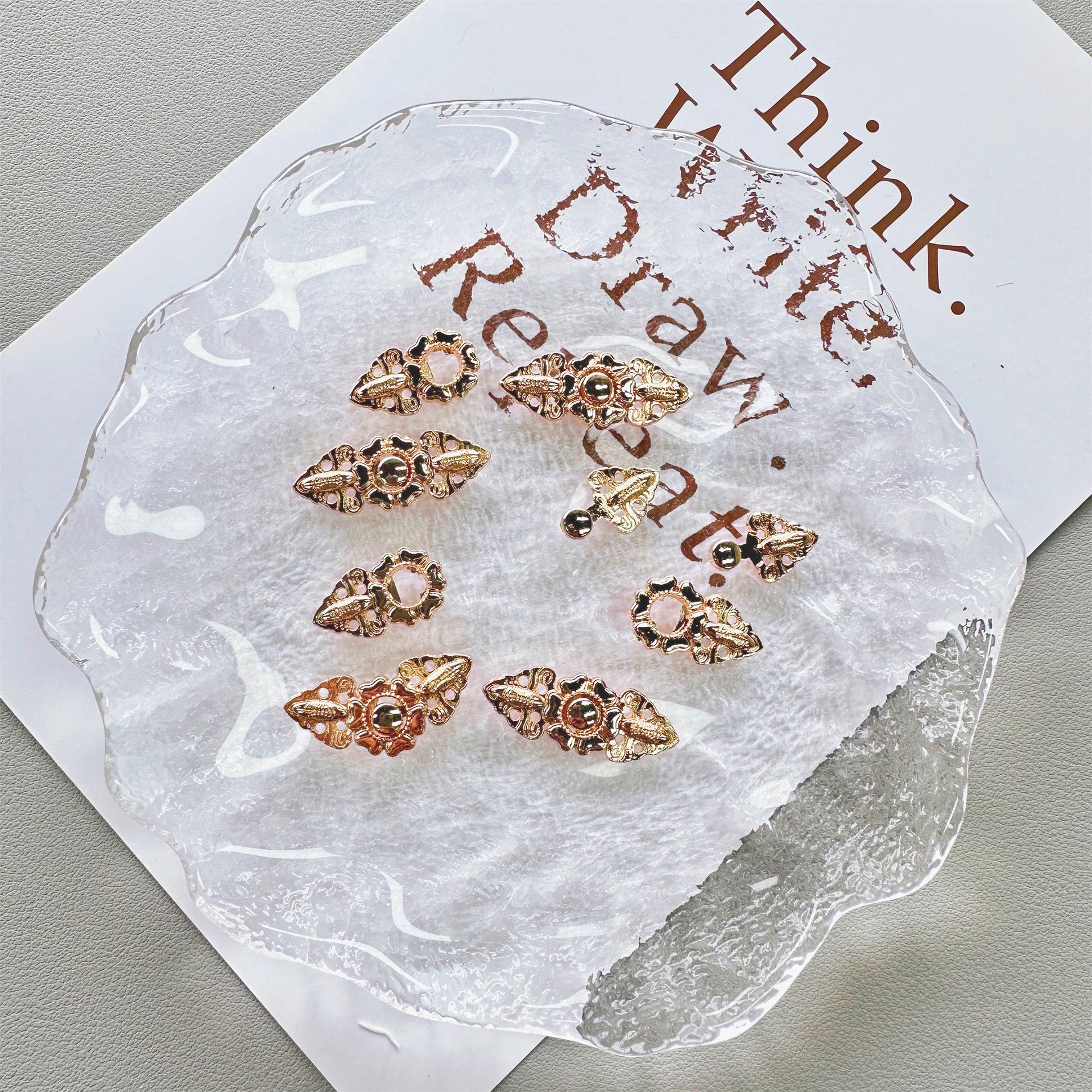 

Современный красный ханьфу с воротником-стойкой и облачным дизайном на плечах для женщин и детей