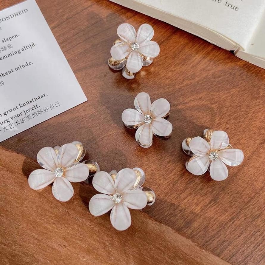 4 st Söta Mini Blomma Hårklämmor Klor Kvinnor Flickor Färgstarka BlomsterHårnålar Söta Små Huvudbonader Hårklämmor Accessoarer