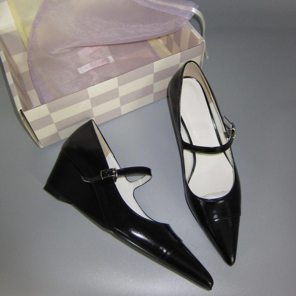 Leder Französisches Nischendesign Ein-Wort-Schnalle Spitz Keilabsatz Dicker Absatz Mary Jane Einzelne Schuhe Damen Frühling und Sommer High Heels