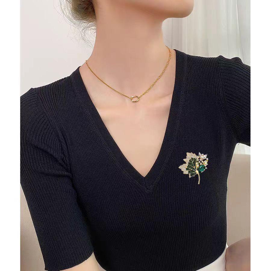 High-end Light Luxury Diamond Maple Leaf Brooch Women's Exquisite Fashion Corsage Niche Pin Luxury Dress Jacket Accessories