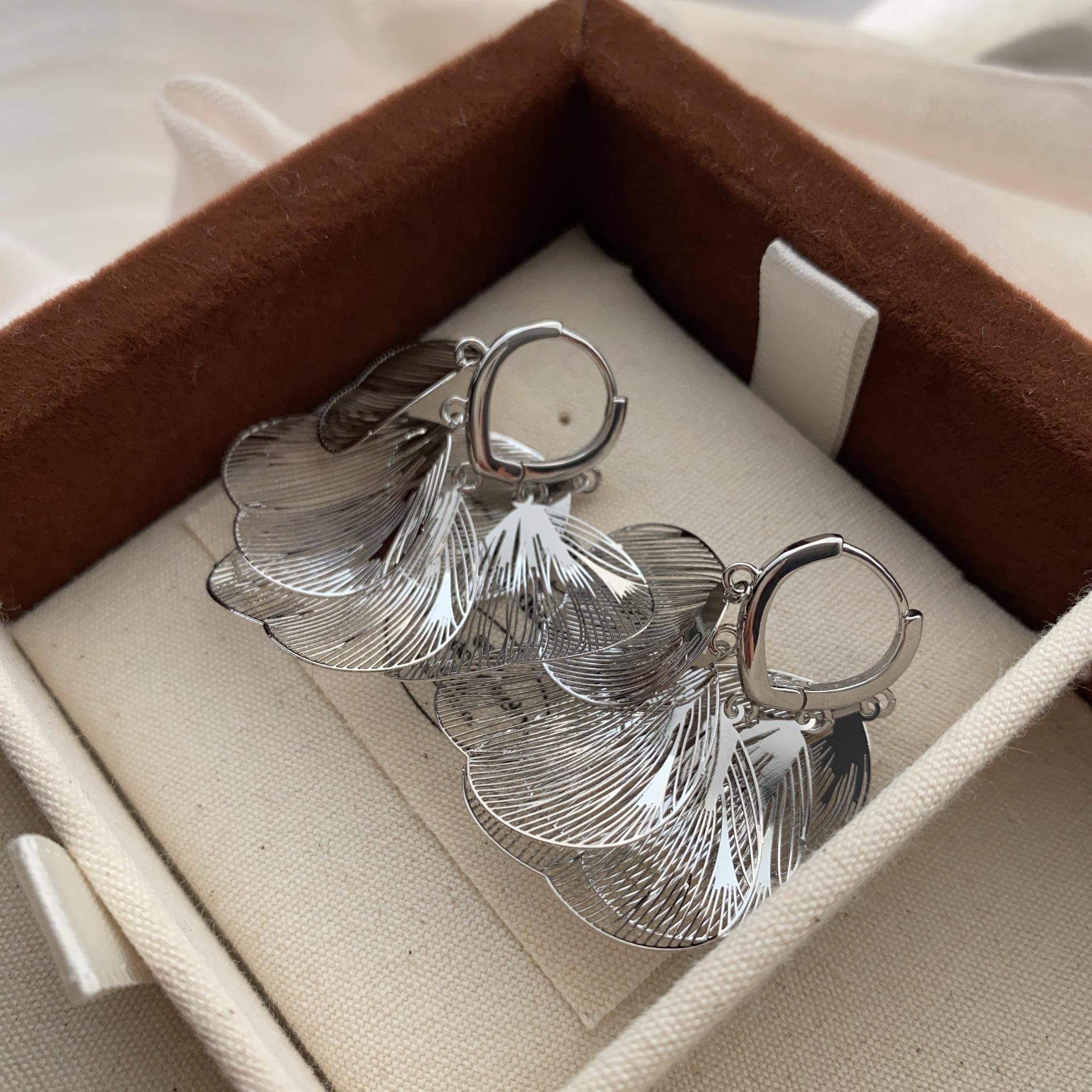 

Exaggerated retro metal ginkgo biloba long stud earrings popular European and American style temperament unique Internet celebrity fashion earrings