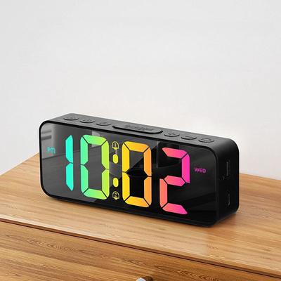 11 Farben RGB Digitaler Wecker Woche DST Unbegrenzter Schlummer Tischuhr 12/24H 2 Alarme Nachtmodus USB-Ausgang LED Spiegeluhr