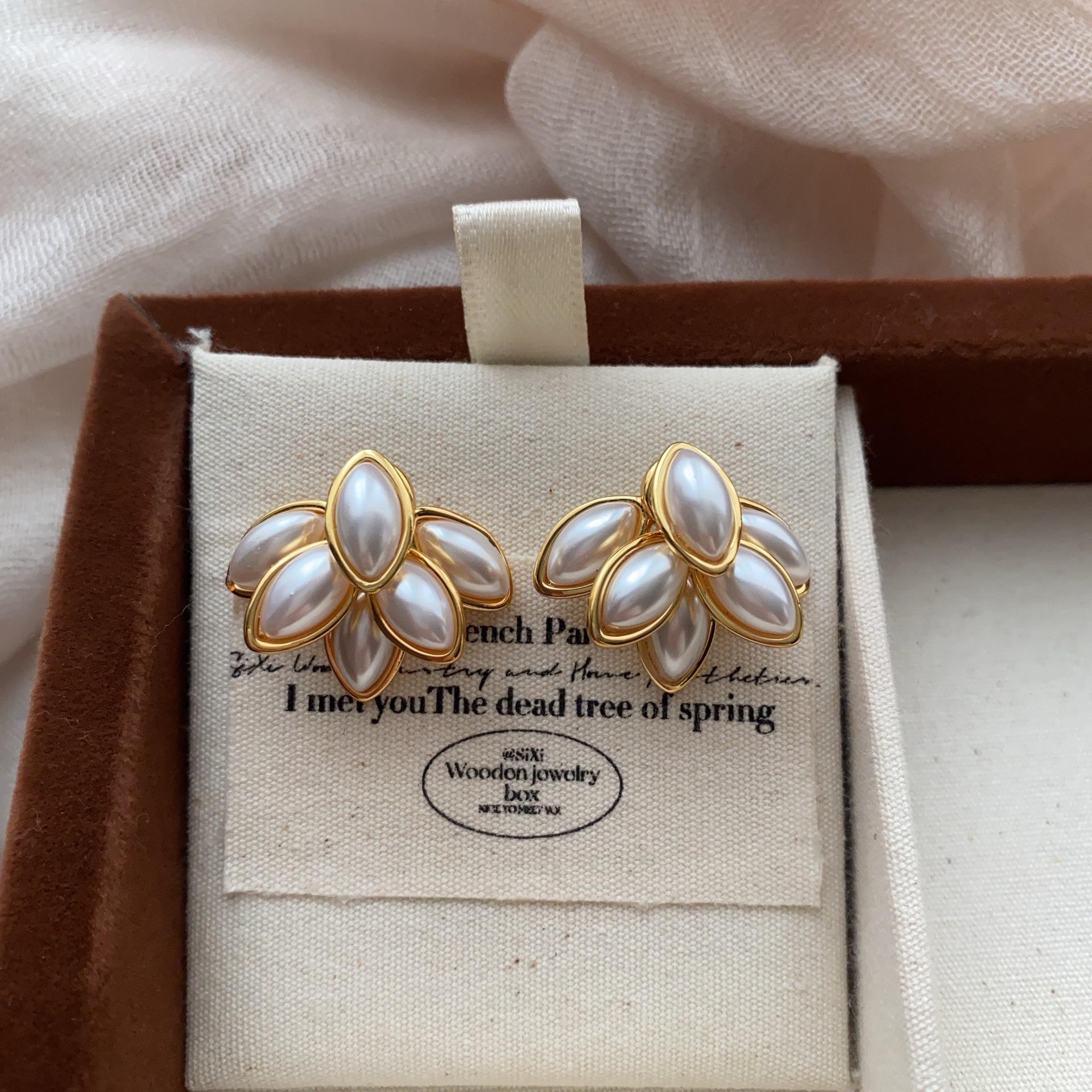 French light luxury high-end temperament stud earrings niche design imitation pearl leaf shape new commuter earrings women