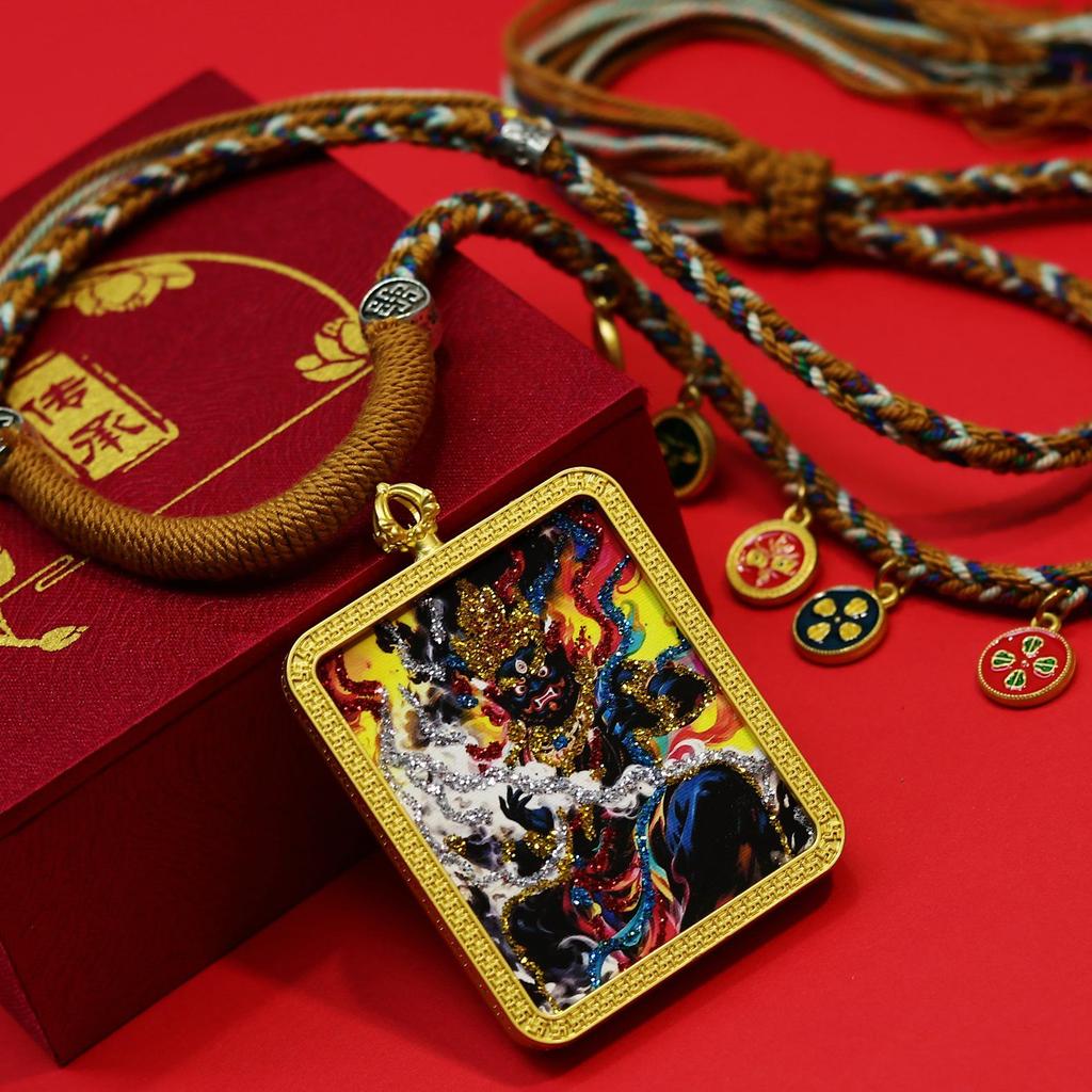 Tibetische Thangka Schwarz Dzambala Mahakala Goldmalerei mit Fünffarbiger Seil-Halskettenanhänger