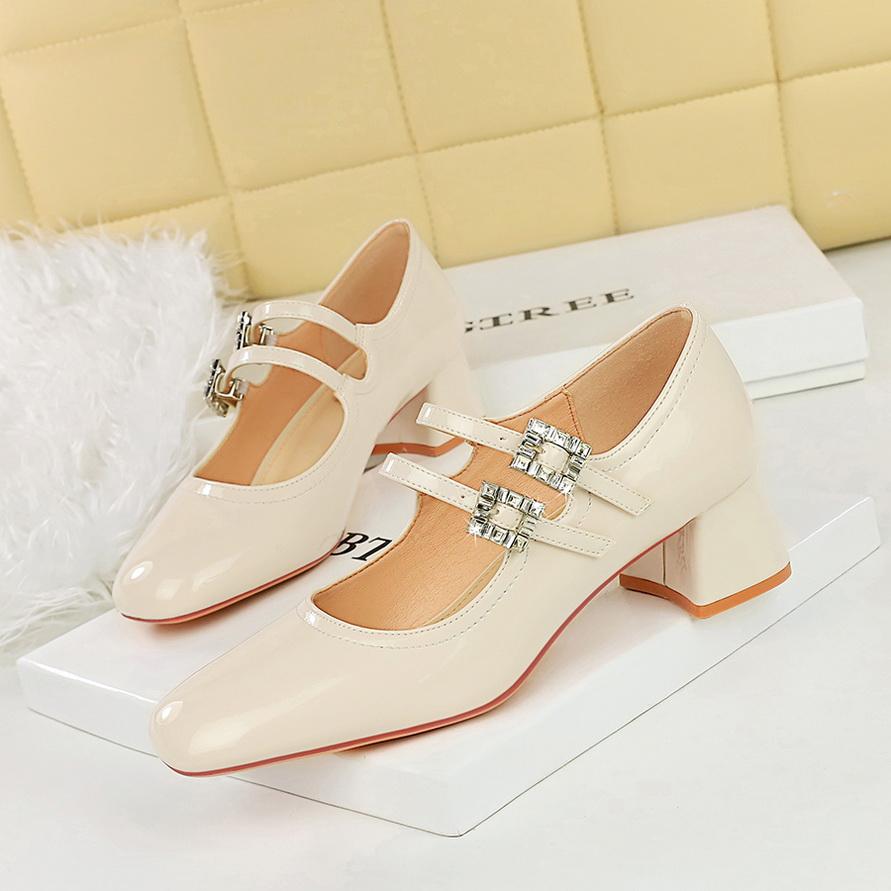 Sladké dámské boty Mary Jane se středním podpatkem, lakovaná kůže, mělký výstřih, kulatá špička, spona s kamínky a jednoduchý pásek