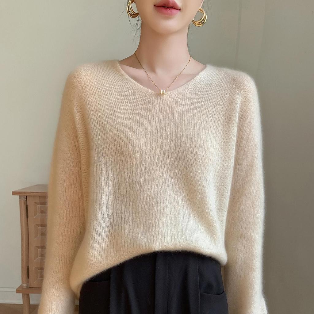 Mulberry Silk V-neck Sweater: Soft, Lightweight Velvet Knit, Women's Loose Fit for Autumn/Winter.