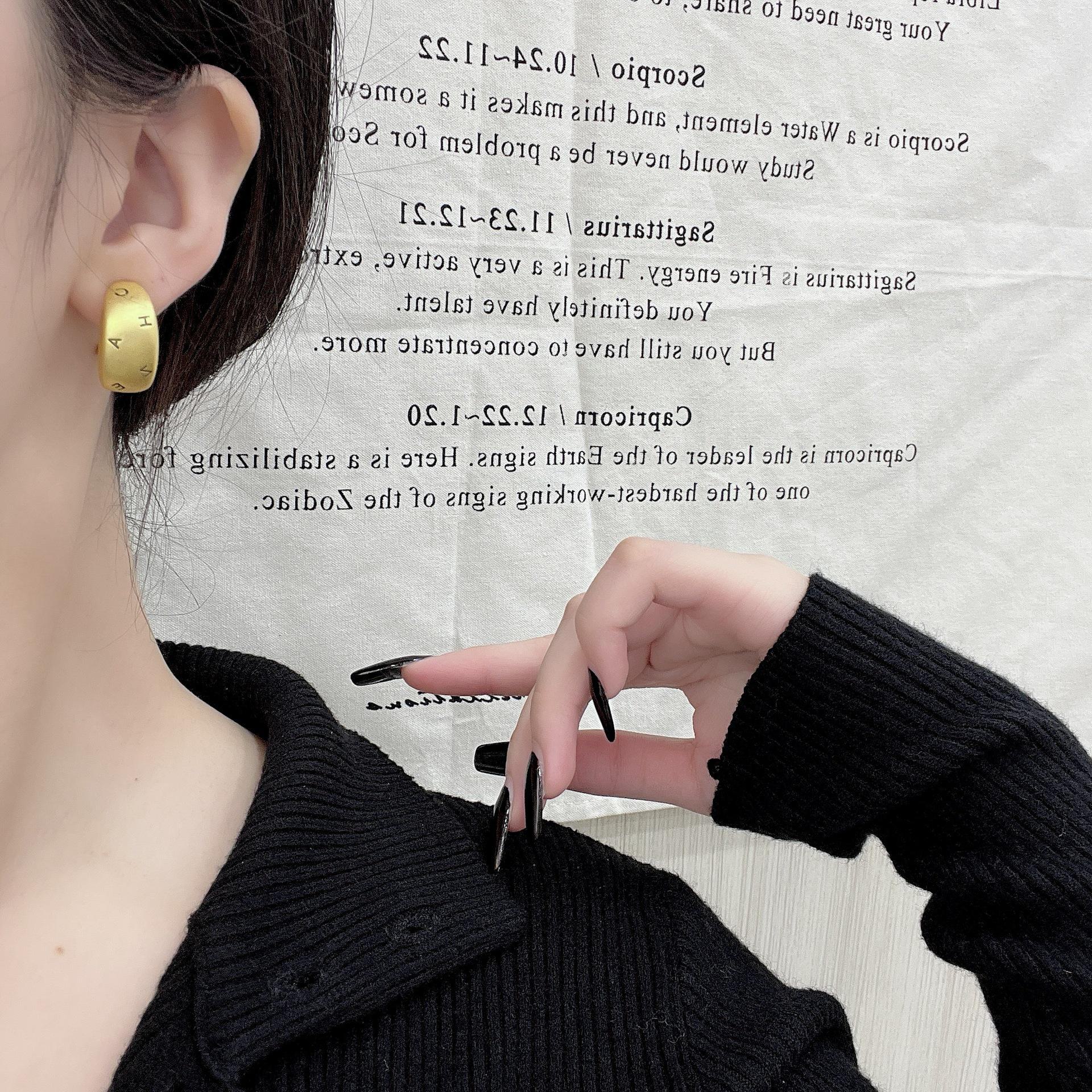 

Европейские и американские ретро-серьги с эффектом потертости: Уникальный винтажный стиль класса люкс для женщин Chanel Letter Wide Earrings