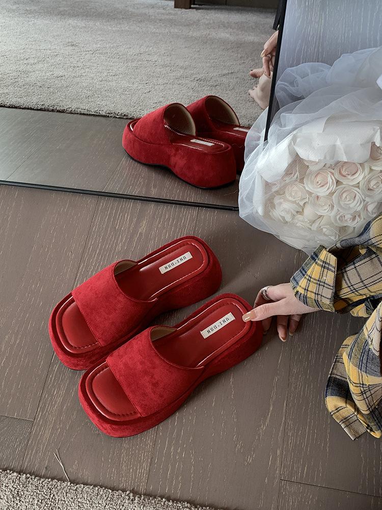 Thick-soled one-word drag women's summer wear 2025 new design sense niche muffin shoes dopamine open-toed cool slippers women