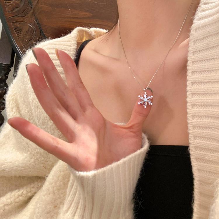 High-end Super Flash Zircon Titanium Steel Necklace Women's Versatile Niche Temperament Silver Collarbone Chain Internet Celebrity New Accessories