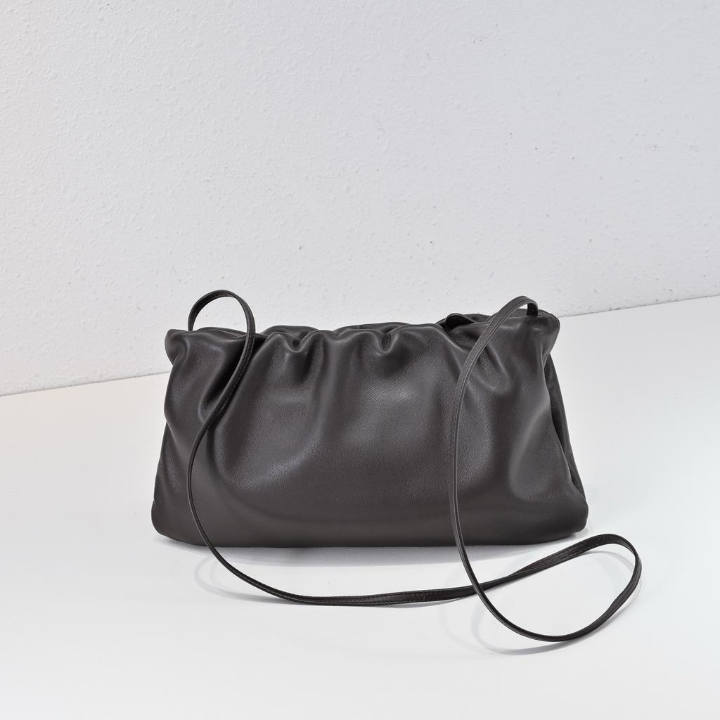 Stile minimalista texture primo strato pelle di pecora pieghettato borsa a nuvola borsa da sotto braccio donna 2026 nuova borsa a tracolla messenger da pendolare donna