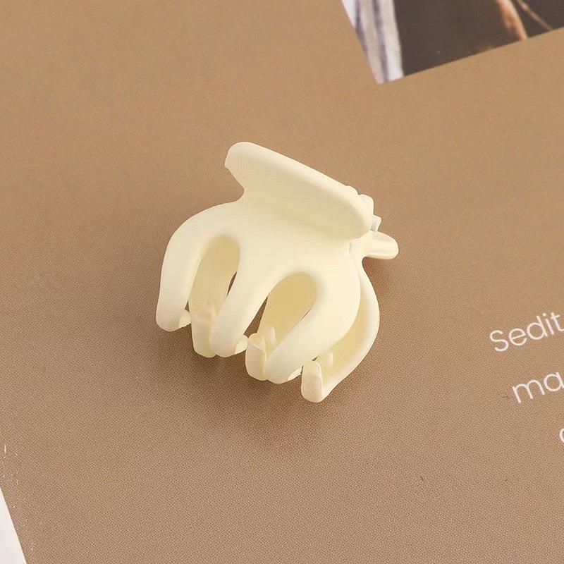 Pumpkin Claw Hair Clip for Women – Bun, Ponytail, and Bangs Fixing Accessory