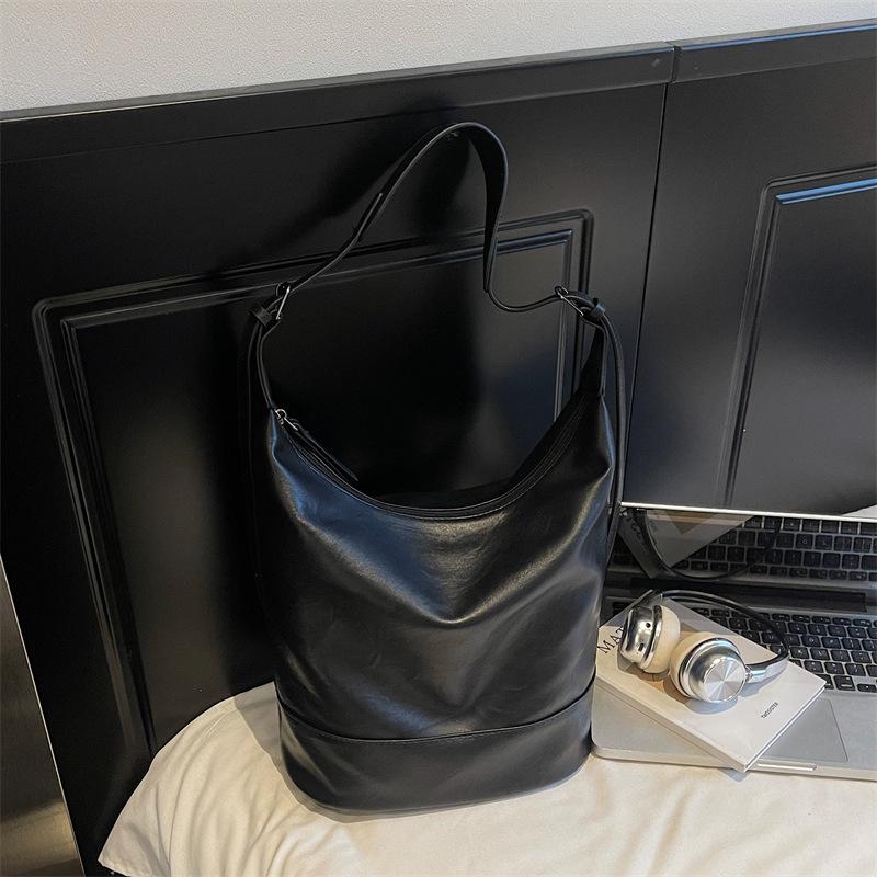 Large-capacity commuter bag Korean version niche simple shoulder bag women's 2025 autumn new high-value bucket bag
