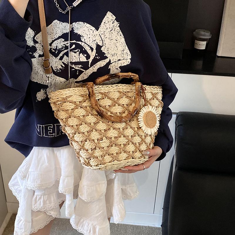 Summer Trend Grass Woven Bag for Women New Fashionable and Simple Casual Handheld Woven Bag for Beach Vacation Crossbody AVE