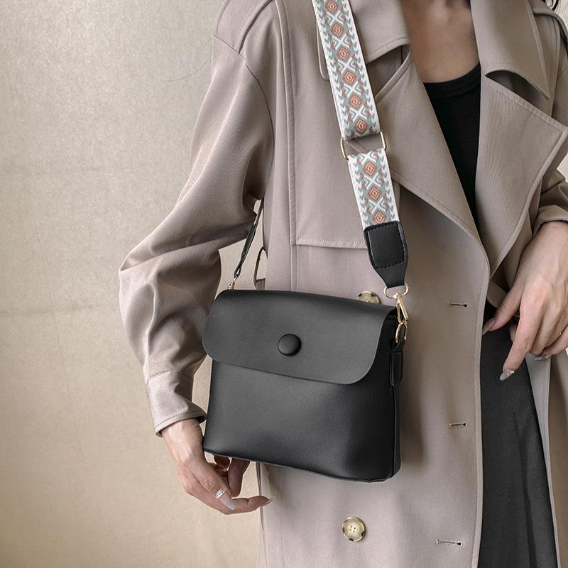 Tide and large-capacity personalized color matching women's bag 2025 new autumn and winter fashionable and simple wide shoulder strap single shoulder