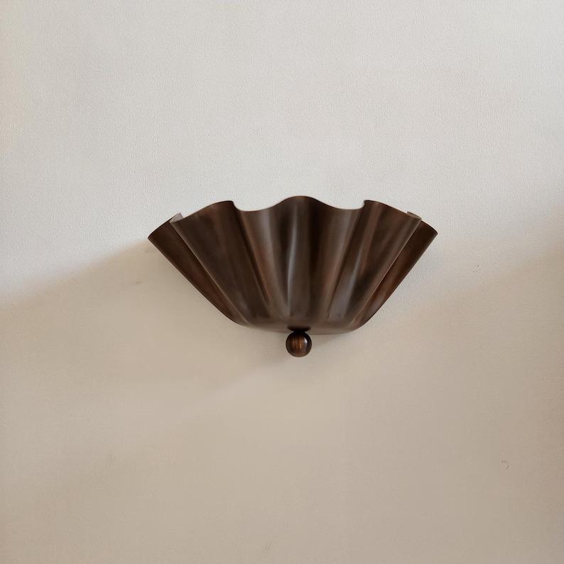 

Half Flower Brass Wall Sconce – Handmade Floral-Inspired Wall Light for Bedroom, Hallway, or Patio коричневий