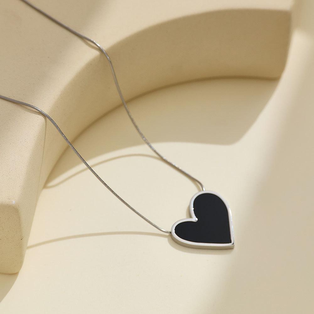 Black Heart Mother-of-Pearl Pendant Necklace - Versatile Heart-Shaped Sweater Chain for Women