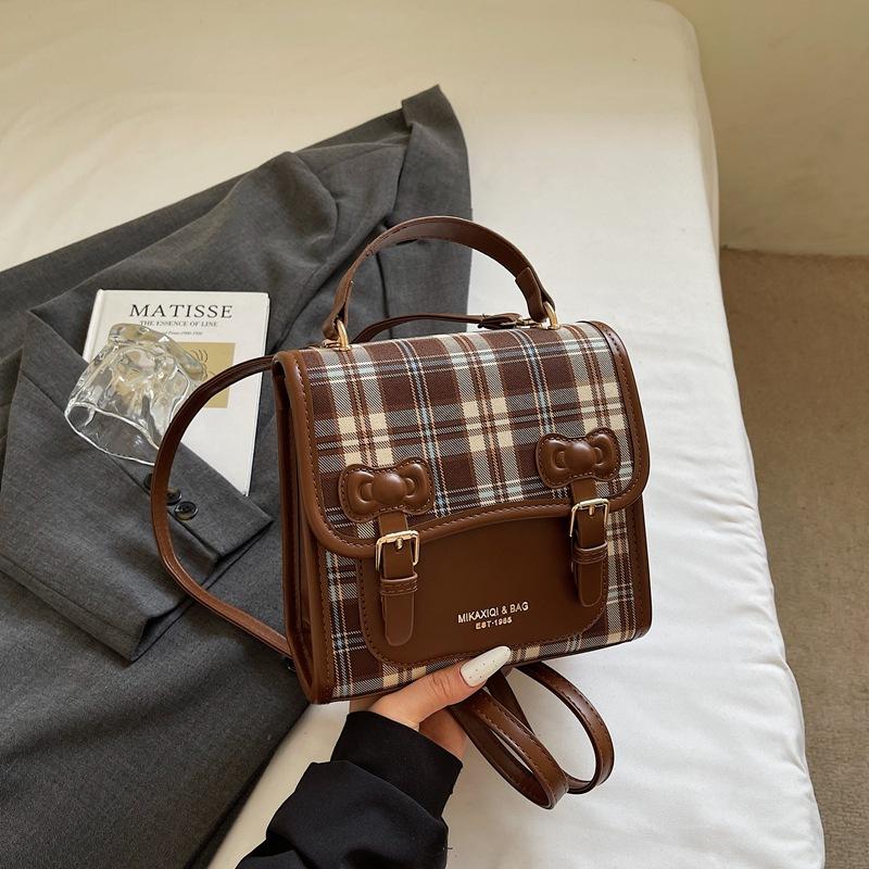 

Ретро контрастный цвет модная студенческая сумка 2025 новая зарубежная повседневная рюкзак нишевая высокая ценность простая женская сумка