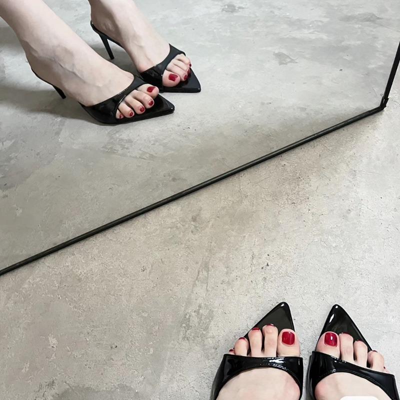 Black high heels, pointed toes, stiletto, one-word belt, and versatile temperament cool slippers.