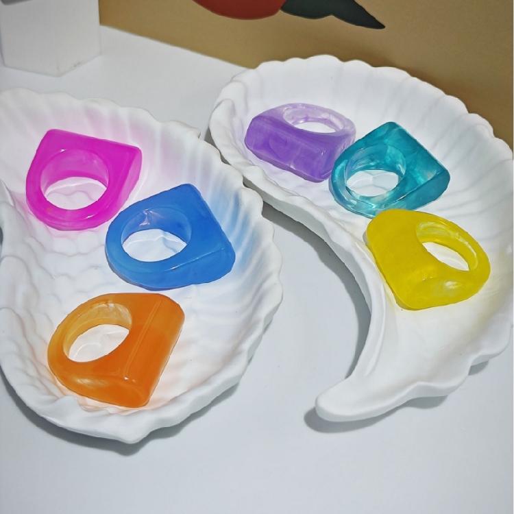 Kolorowe żywiczne pierścionki geometryczne Solidny dodatek do codziennych stylizacji