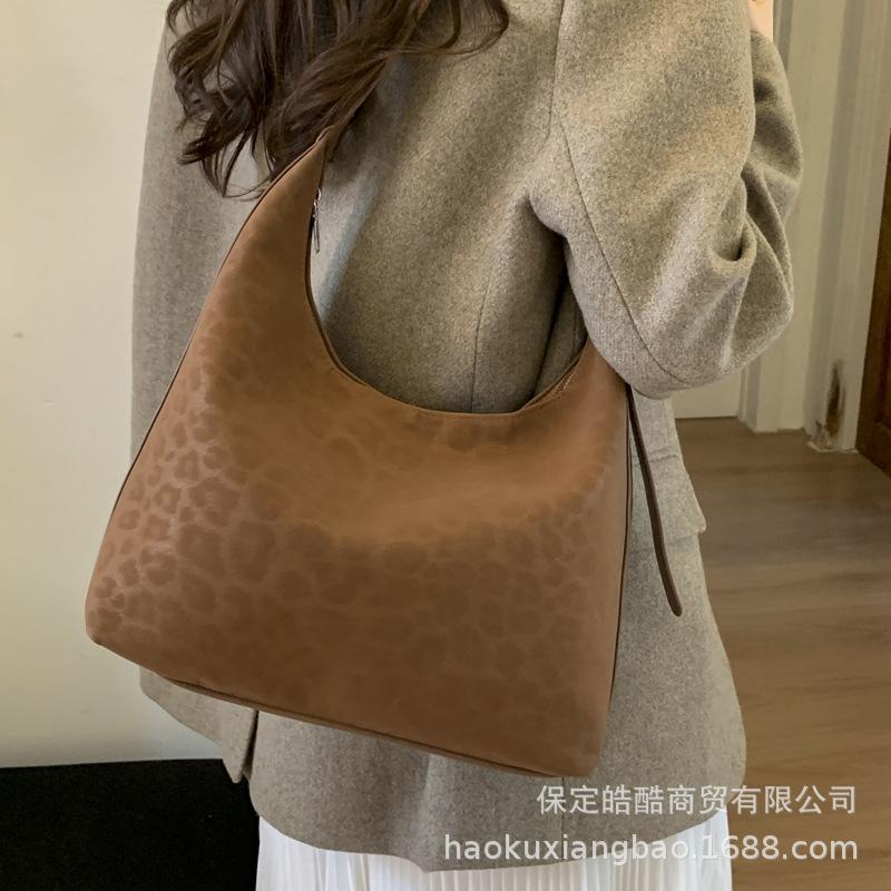 Large capacity bag women's 2025 new autumn and winter high-end retro shoulder bag fashionable commuter tote bag