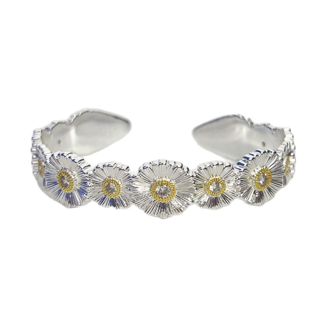 Bracciale Buccellati Margherita Italiano per Uomo e Donna con Rubino GD Bracciale di coppia abbinato a crisantemo con diamanti e design aperto