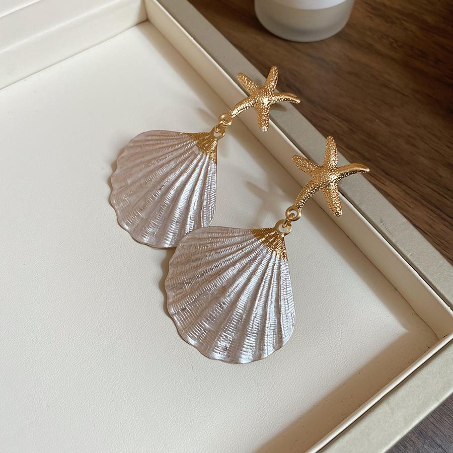 Spray paint shell pendant necklace earrings set new seaside vacation style collarbone chain light luxury women