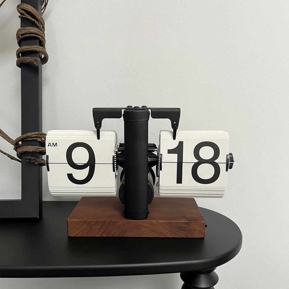 MiaoKe Retro Automatic Walnut Flip Clock: Simple Desktop Decor