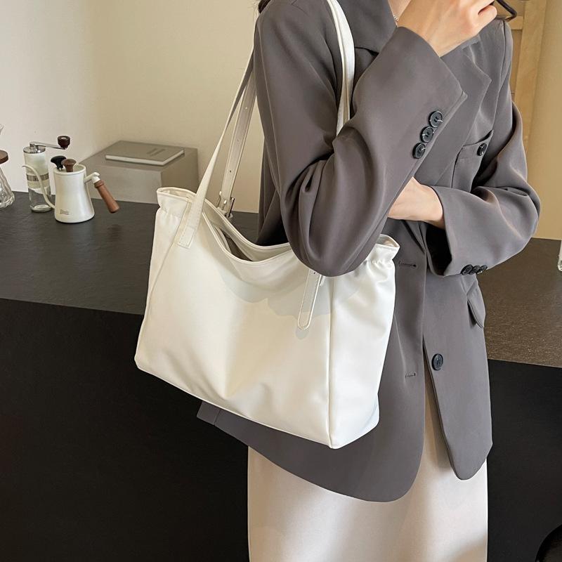 Casual Retro Women's Bag 2025 New Fashion Shoulder Bag Large Capacity Commuter Bag College Student Portable Tote Bag