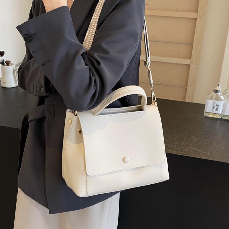 Retro commuter texture wide shoulder strap casual bag 2025 spring new versatile shoulder messenger bag tote bag