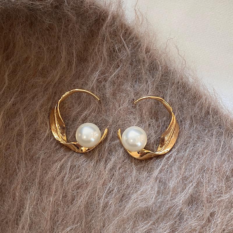 Korean Style Silver Round Stud Earrings with Twisted Stripe and Pearl Design - Elegant and High-End Feel