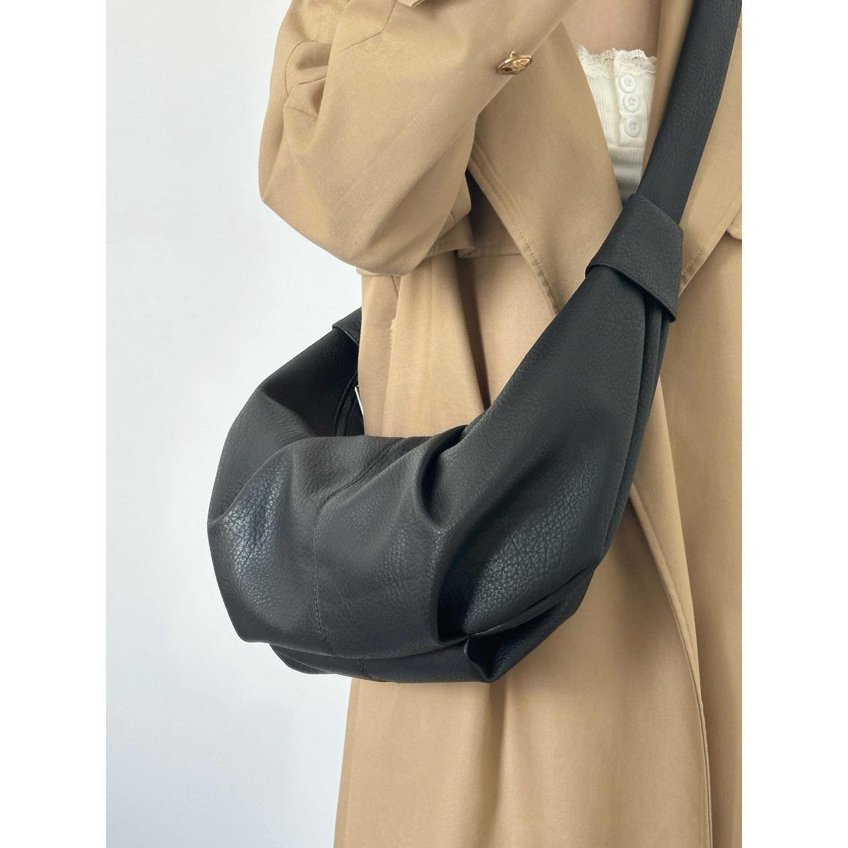 

Корейская плиссированная сумка-пельмень кроссбоди женская 2025 новая трендовая вместительная сумка-тоут из мягкой кожи студенческая сумка для учебы/поездок чёрный