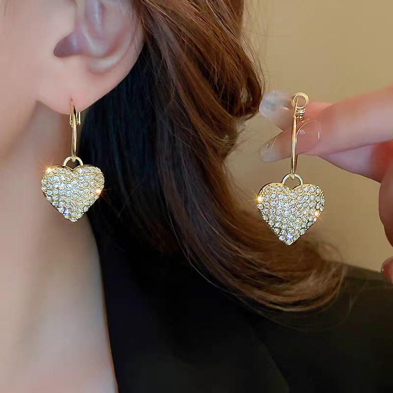 

Трендовые серьги-пусеты в форме сердца с роскошными стразами 2024: Элегантный и универсальный аксессуар