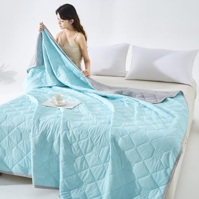 Class A Cool Silk Summer Quilt - Super Soft, Machine Washable Air Conditioning Blanket