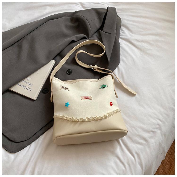 

Fashion casual large-capacity bag women s 2025 new popular canvas shoulder bag soft surface contrasting color messenger bucket bag бежевый