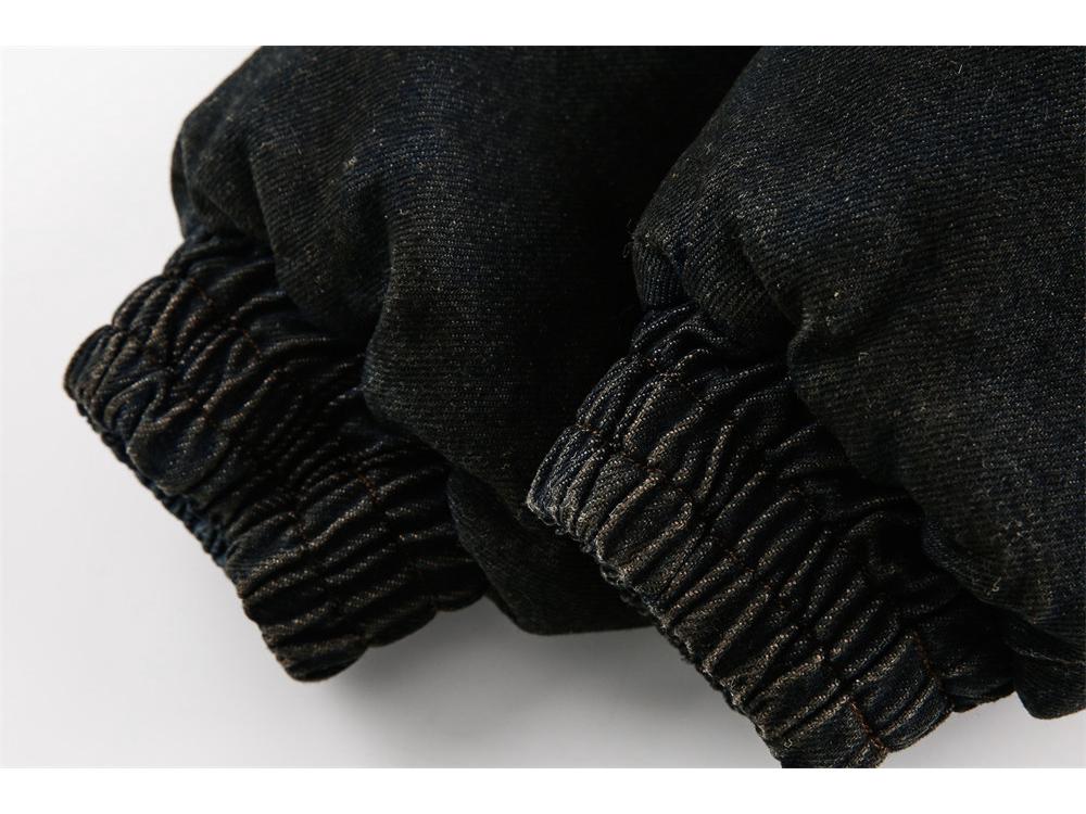 Pánské trendy zimní svrchní oblečení s kapucí a detaily kapes