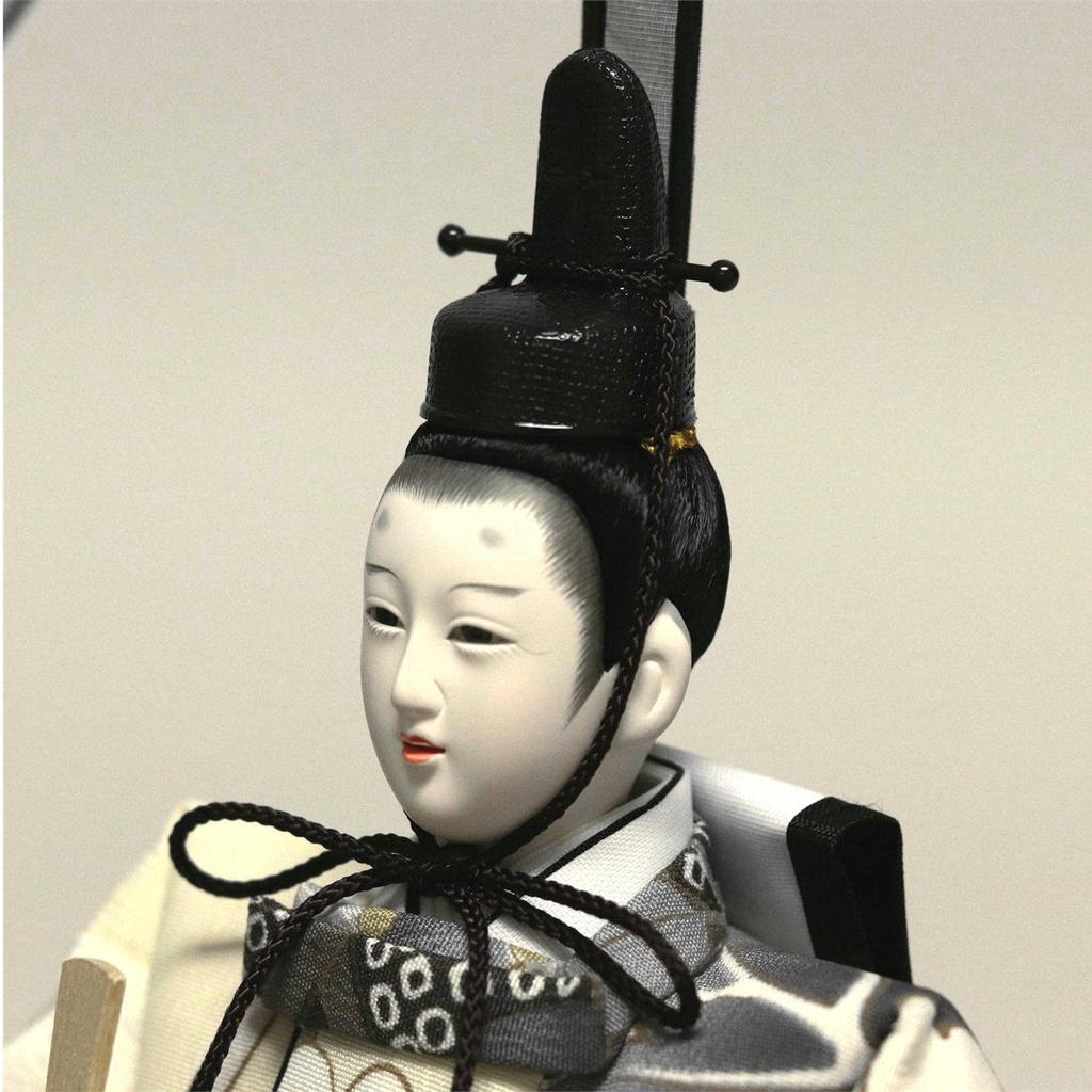 Panenky Hina Panenky Hina Vitrína s princem, dekorace na vitrínu s červenou barvou, panoramatická skleněná vitrína s třešňovými květy a kuličkami, výšivka, zadní strana, šířka x hloubka x výška 38 cm