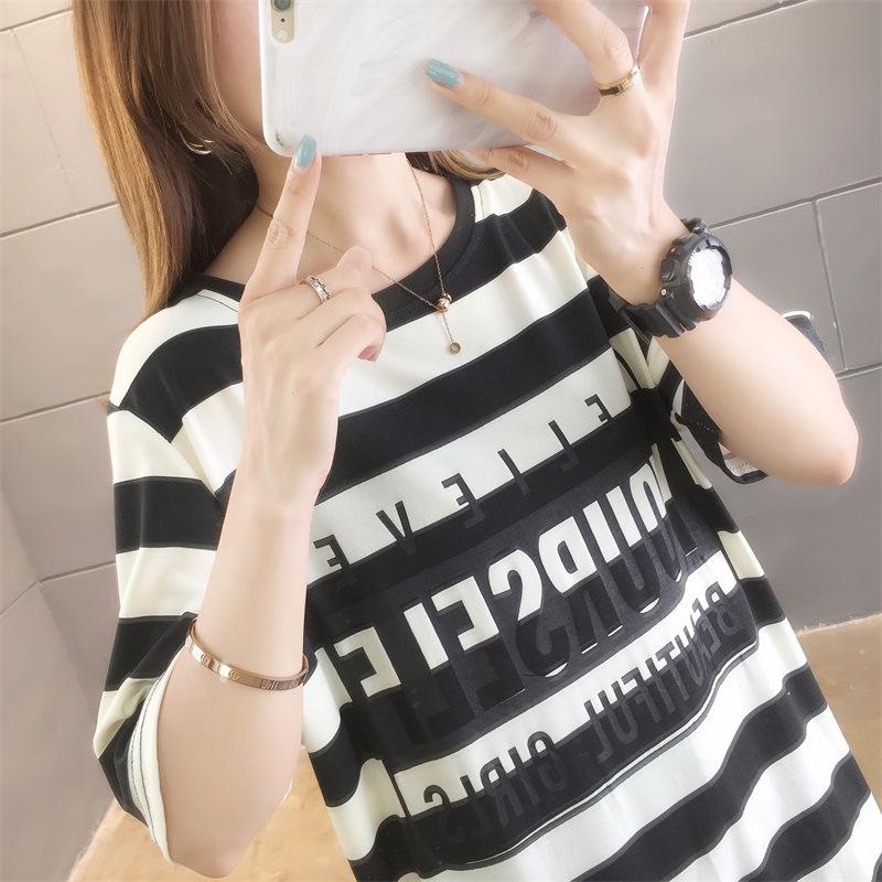 Letní pruhované slim tričkové šaty - Dámské korejské středně dlouhé vílího stylu