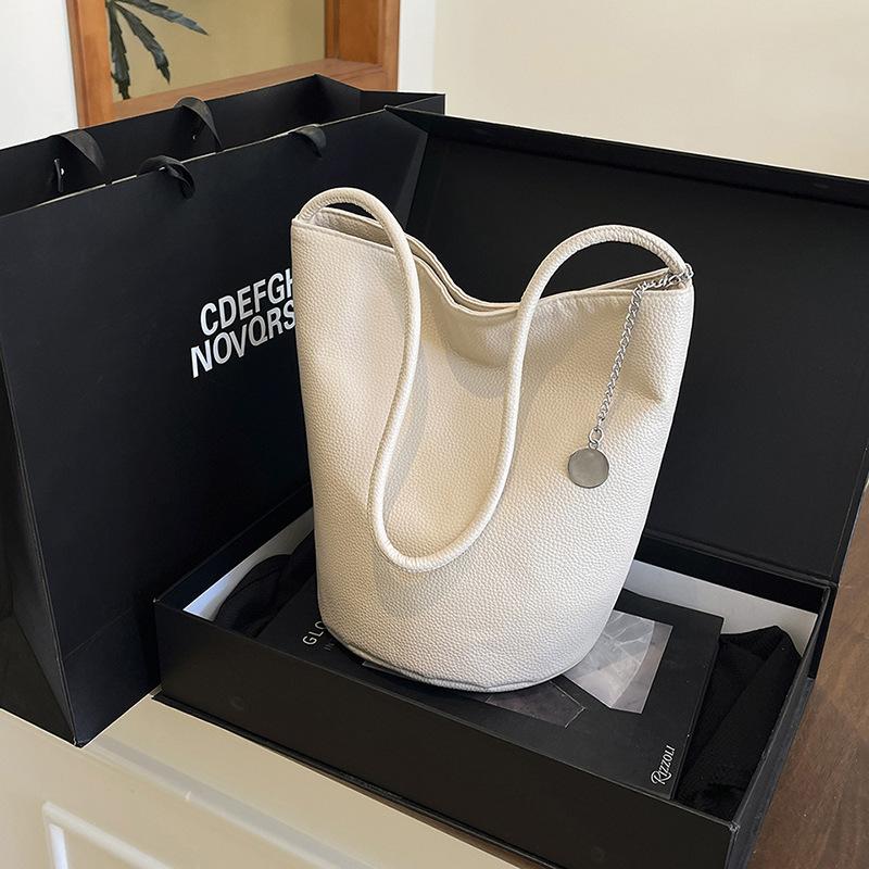 Летняя новая корейская нишевая мягкая кожаная сумка через плечо большой вместимости простая и универсальная высококачественная сумка-ведро женская